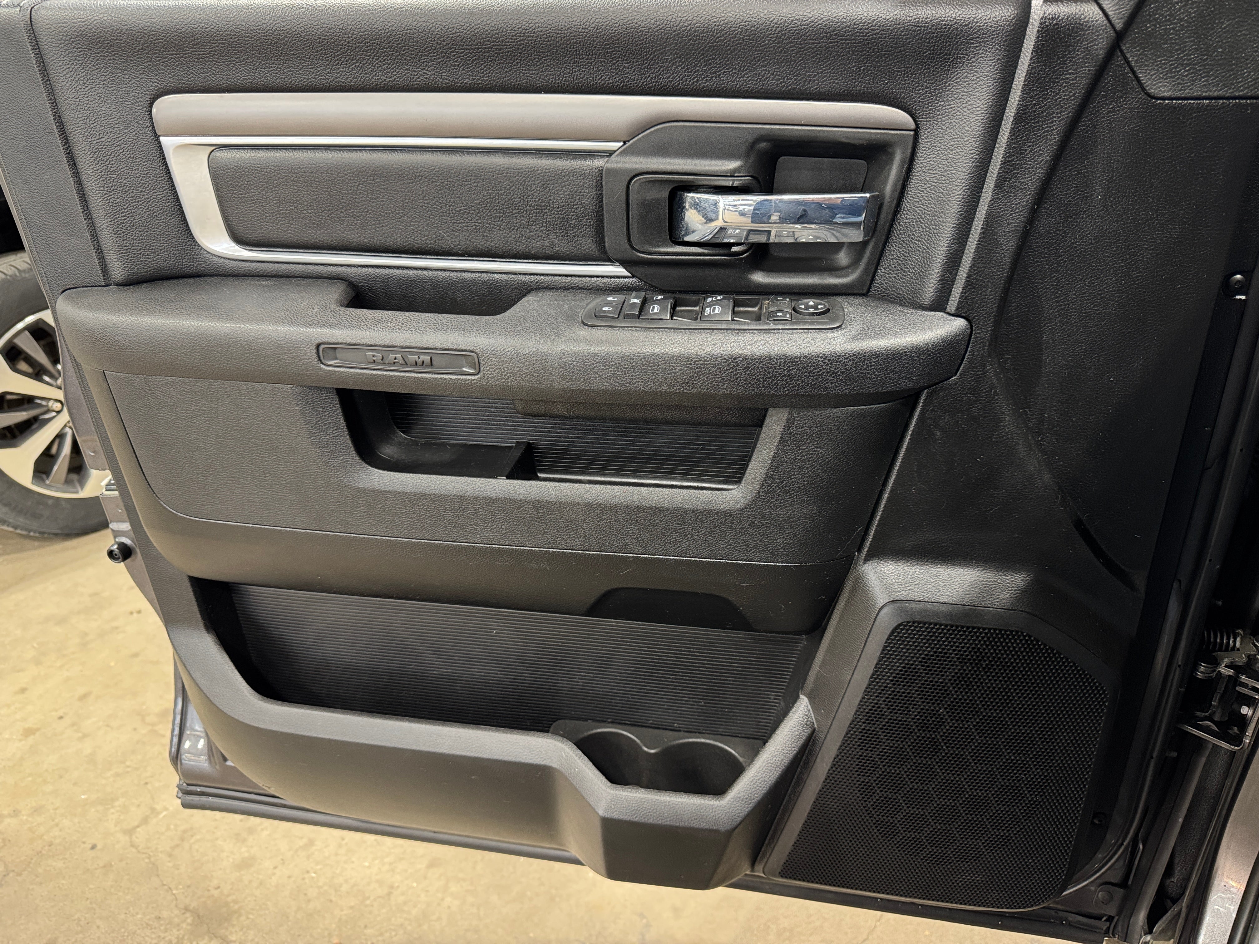 ram ram 1500 classic 2021 1C6RR7GG0MS584510 image